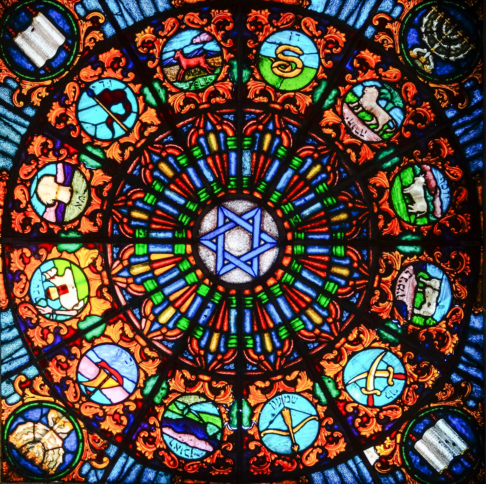 ダビデの六芒星と12支族の紋のステンドグラス